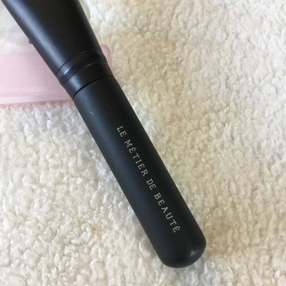 Le Métier de Beauté Flat Angled Foundation Brush - Picture 7 of 13